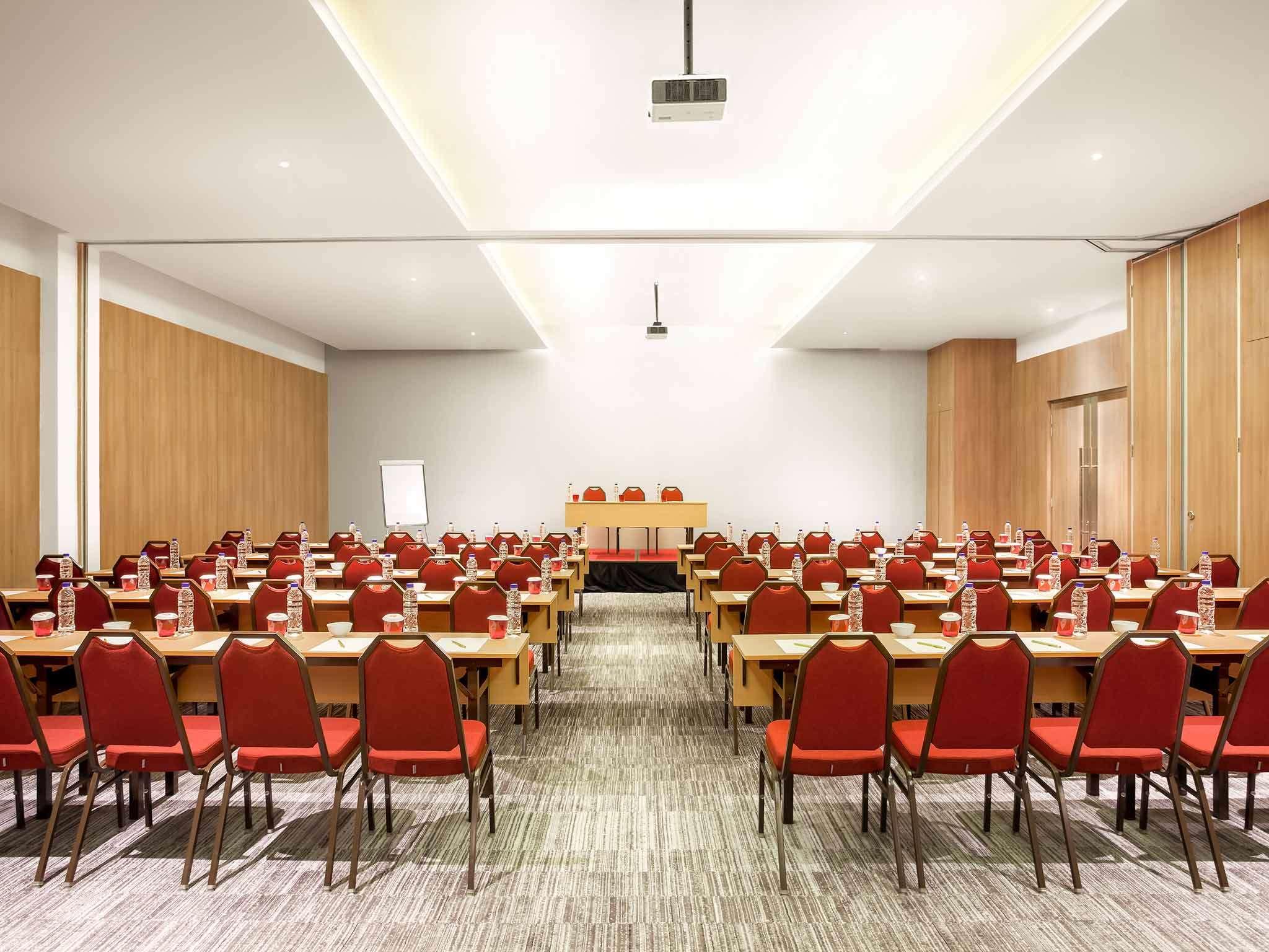 Ibis Makassar City Center Macáçar Exterior foto