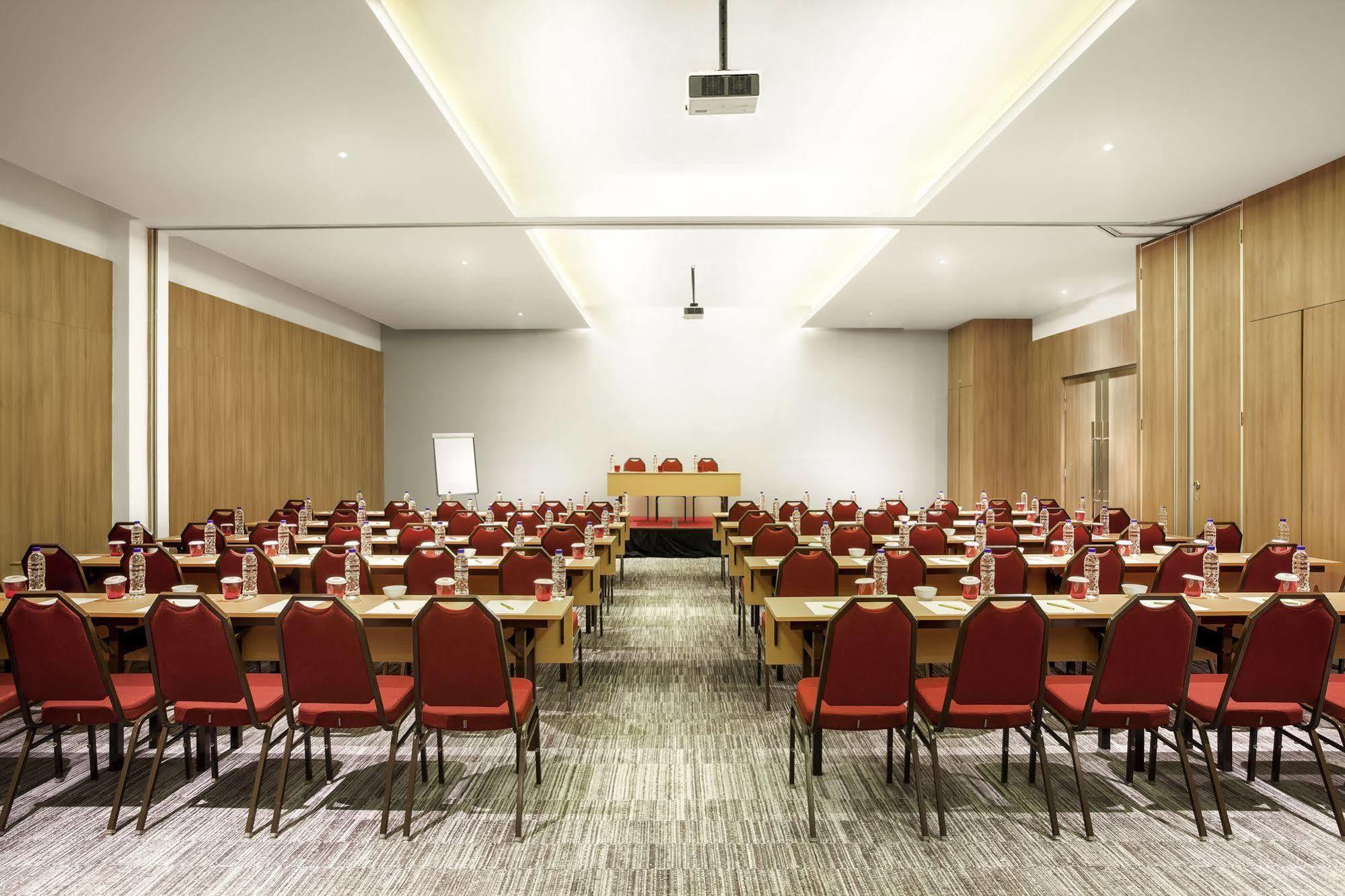 Ibis Makassar City Center Macáçar Exterior foto